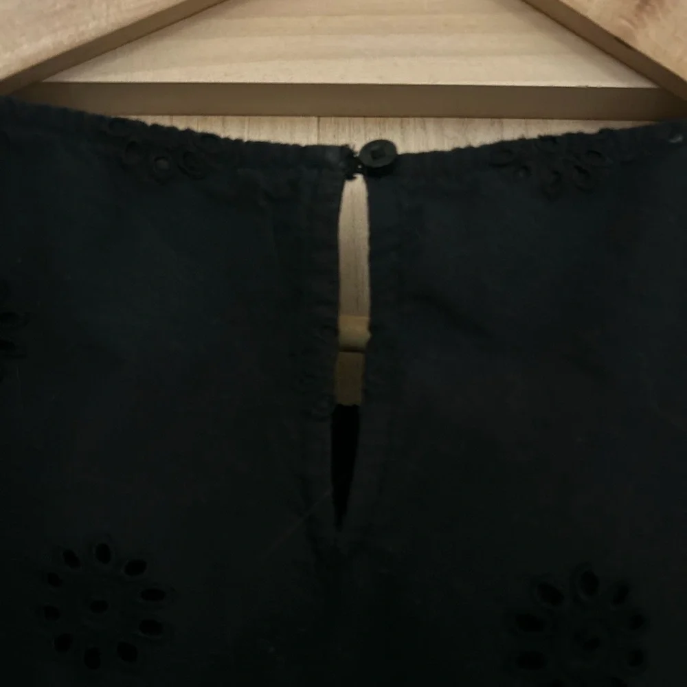 Vineyard Vines women’s 100% cotton Sleeveless Black Eyelet Ruffle Floral Top, M - Picture 5 of 6